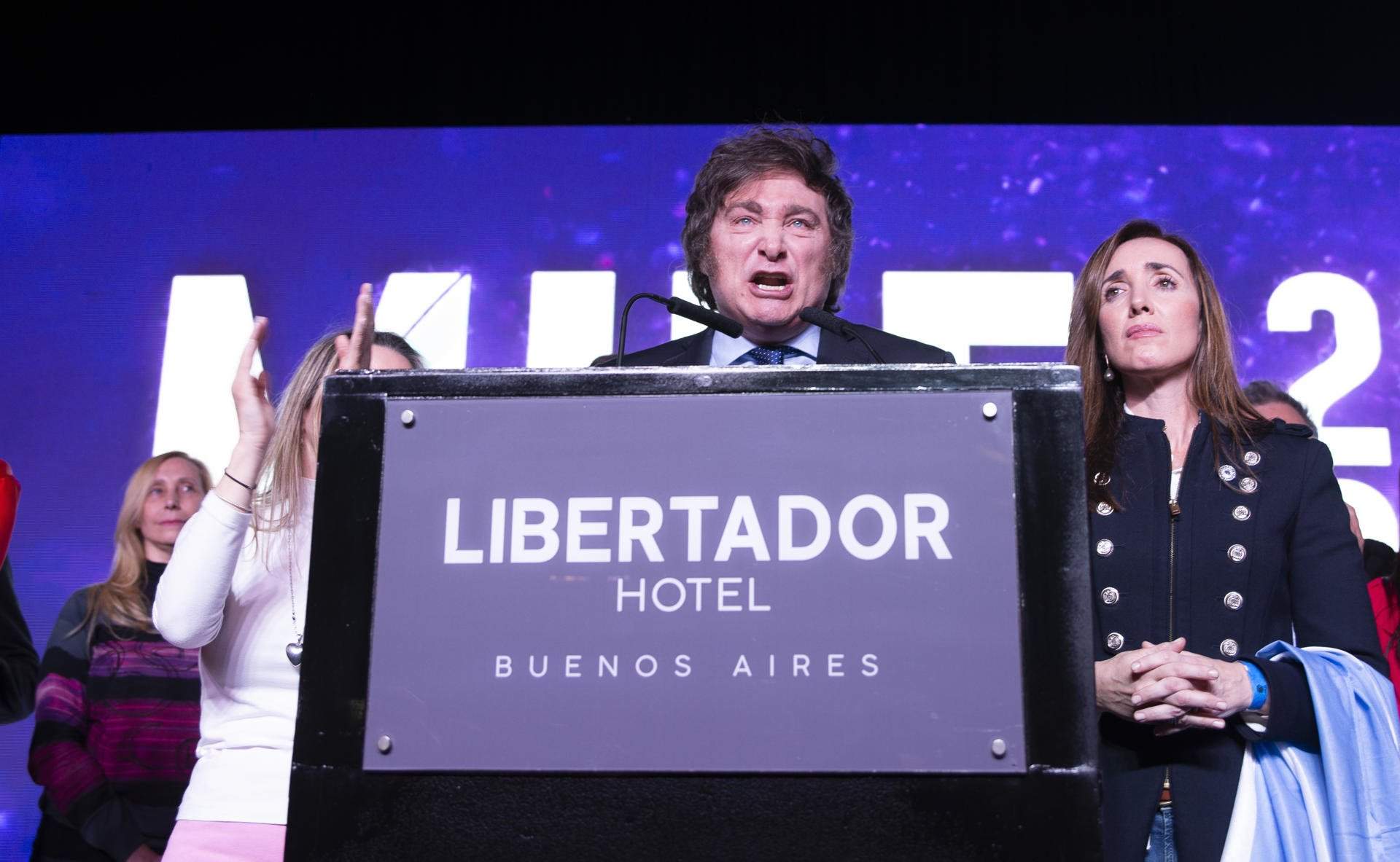 El Terremoto Político: Javier Milei sorprende a la clase política argentina al ganar las elecciones primarias con un enfoque ultraliberal.